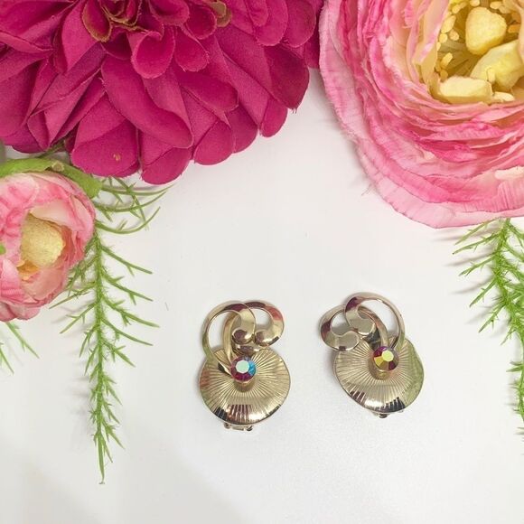 ⚜️VINTAGE Red Aurora Borealis Clip Earrings - Picture 9 of 9